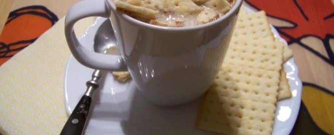 Cuba cafe con leche with crackers