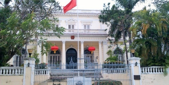 This is the Chinese embassy, located in Vedado, at Calle 13 No. 551, Entre C Y D. It is a huge building, beautifully decorated and surrounded by a rather imposing wall. Havana is filled with foreign embassies. Most of them are located in the suburb of Miramar, but some are located in Vedado. The Chinese embassy is particularly important because China has been greatly increasing its investment in Cuba, which is directly leading to an improvement in the economy. China seems to recognize the significance and potential of the highly skilled and educated Cuban workforce, and want to make certain that they are clearly seen as an ally, ready to help in whatever way necessary. Over the last years, due to the growing ties between China and Cuba, tourism from China to Havana has increased dramatically. You will surely notice this on your trip to Havana. The two countries also has programs in place for university education exchanges. Cubans can complete a portion of their studies in China, and vice versa.