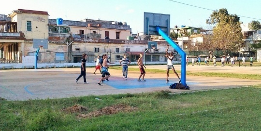 kids playing sports in vedado havana