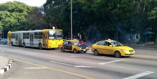 taxis and buses in havana vedado